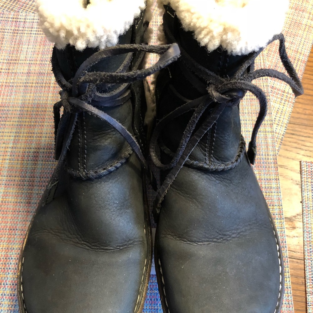 UGG Short Black Boots with Leather Ties Womans Sz8